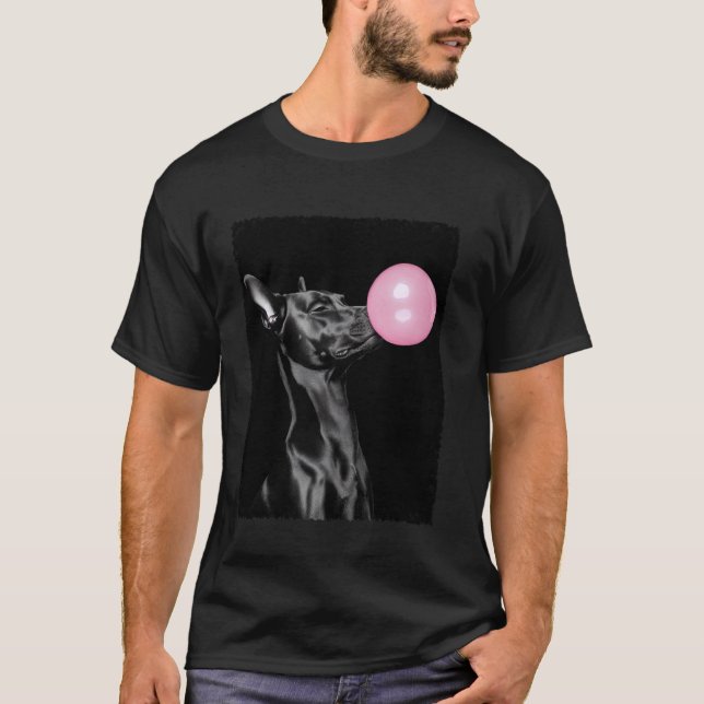 Dobermann Pinscher som blåser bubbelgummi rosa T Shirt (Framsida)