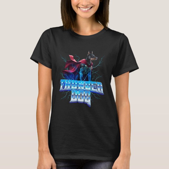 Dobermann som Åskans och Blixtens Gud T Shirt (Framsida)