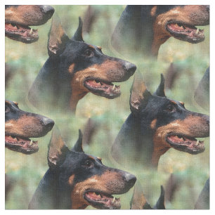 DobermanPinscher i skogen Tyg