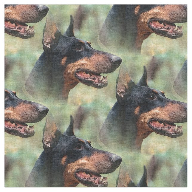 DobermanPinscher i skogen Tyg (Närbild)