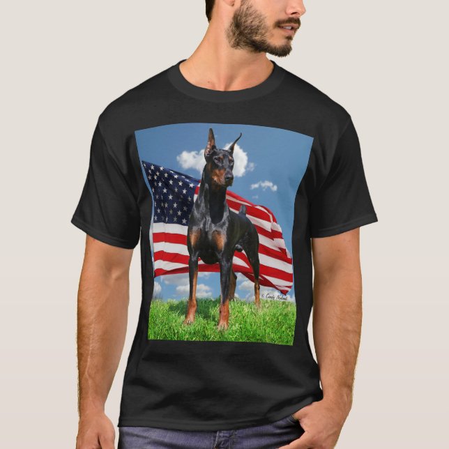 DobermanPinscher med flaggat-skjortan T-shirt (Framsida)