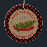 Docka Halls Canoe Julgran Photo Play Julgransprydnad Keramik<br><div class="desc">Illustration av en röd kanot som dekoreras med julen ljus med Julgran inuti. Bakgrunden är brunkardstock med röd och svart buffel plaid gräns. Anpassa texten. Anpassa fotot på baksidan.</div>