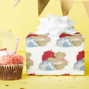 Docka och krämning av nalle presentpapper