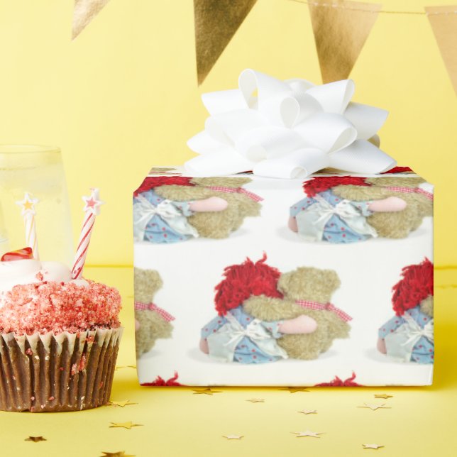 Docka och krämning av nalle presentpapper (Födelsedagsfest)