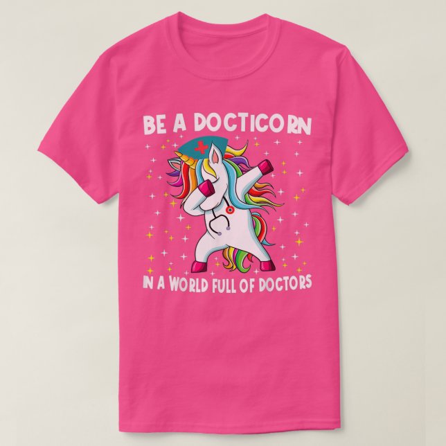 Docticorn som en vanlig Doktor-dabbing Unicorn T Shirt (Design framsida)