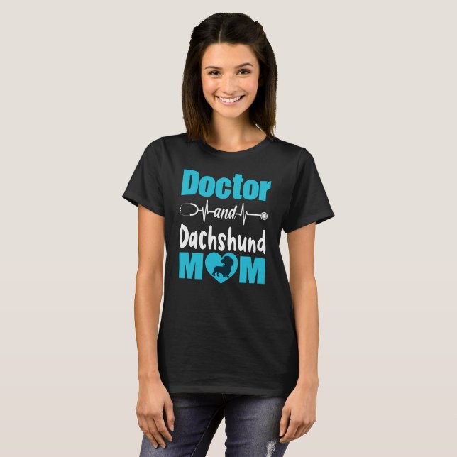 Doctor and Dachshund Mom T Shirt (Hel framsida)