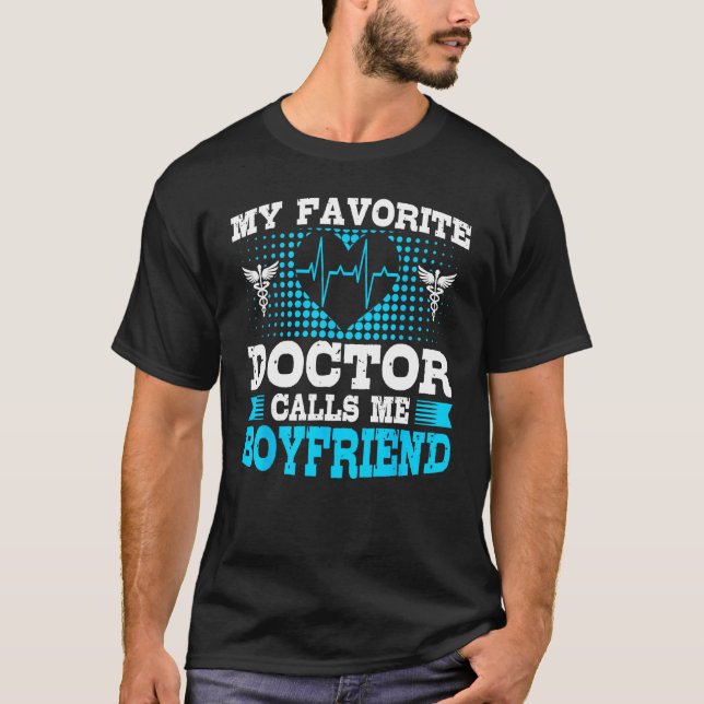 Doctor Calls Me Boyfriend Medical School Doctors G T Shirt (Framsida)