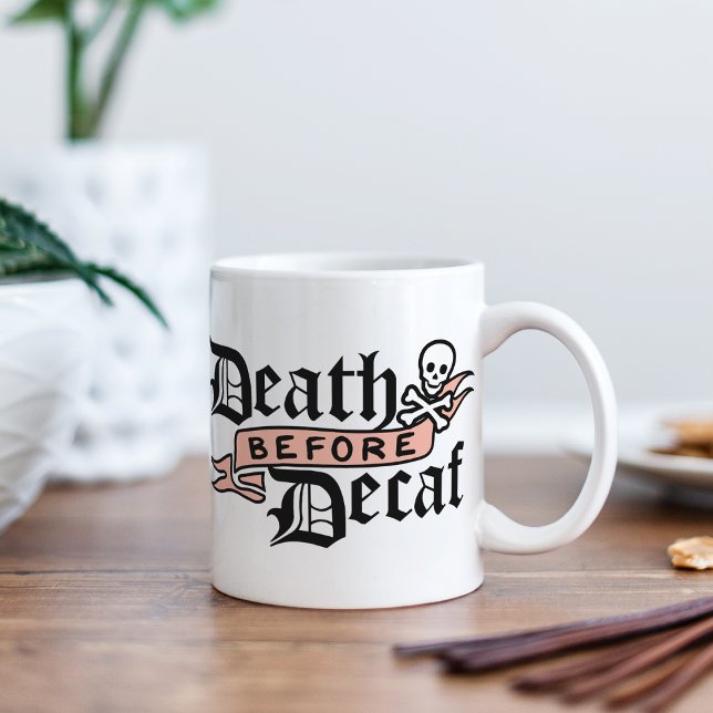 Död före Decaf | Skulltypografi Kaffemugg (Skapare uppladdad)