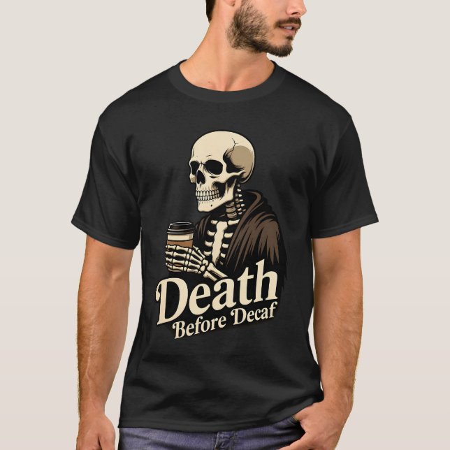 Död Före Kaffe utan Koffein – Skelett Kaffeälskare T Shirt (Framsida)