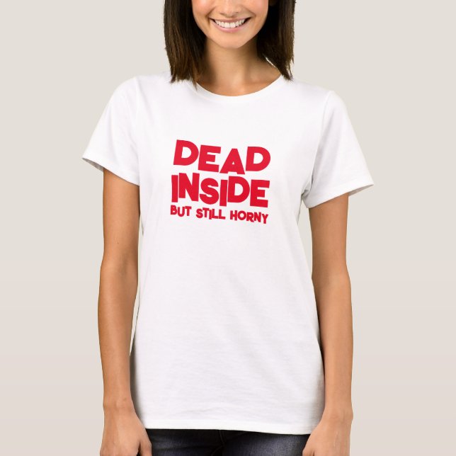 DÖD INSID MEN FORTFARANDE HORNY FUNNY T SHIRT (Framsida)