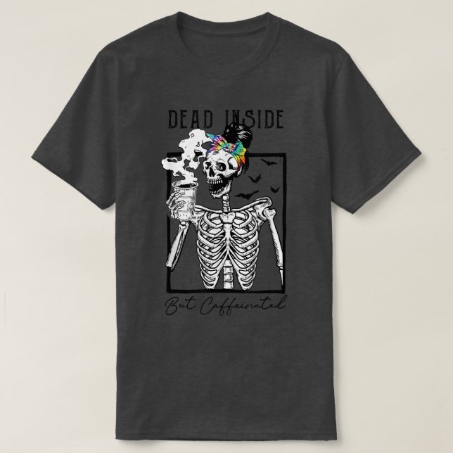 Död Inuti Men Kaffeinducerad Skelett Dricker Kaffe T Shirt (Design framsida)