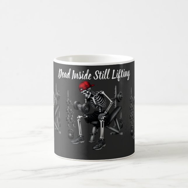 Död Inuti Men Lyfter Fortfarande Kaffemugg (Center)