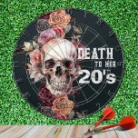 "Död till henne 20-årsjubileum" - blommigten 30års Darttavla<br><div class="desc">Till decadensens årtionde! Den här blommigten i snyggt är den perfekta presenten för ett 30års födelsedag, eller så kan du enkelt anpassa texten till ytterligare ett årtionde som en 40-dagars eller annan födelsedagspresent. Med en gotisk skalle med blek aprikos, svarta och burgunda blommor på djup svart bakgrund. Text "Död mot...</div>