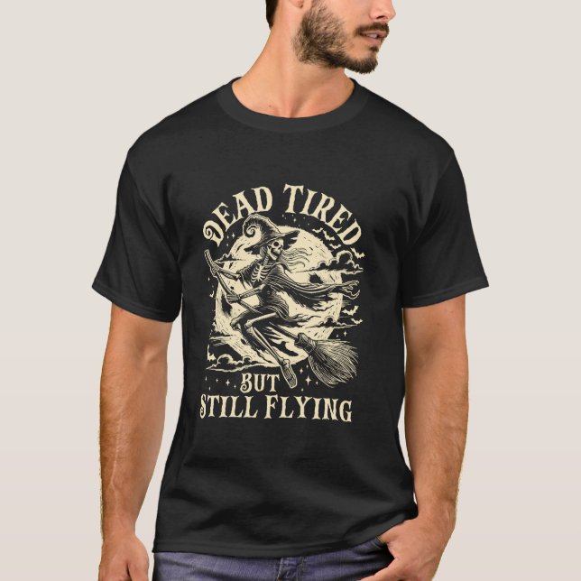 Död, trött, men ändå flygande, funny Skeleton Witc T Shirt (Framsida)
