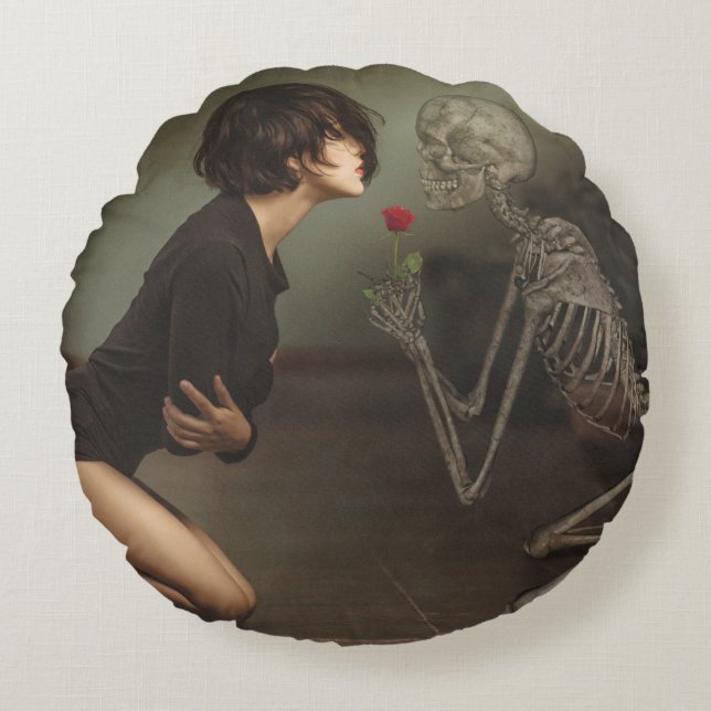 Döden och Young Woman Rund Kudde (Framsidan)