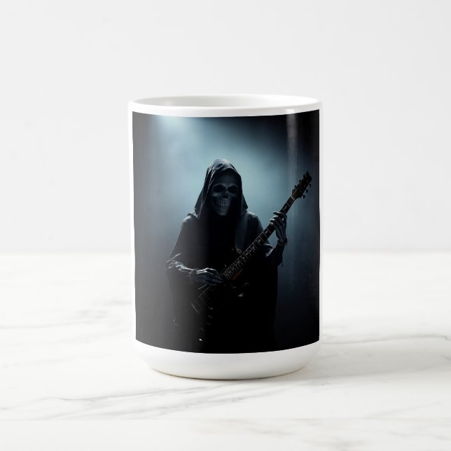 Dödgrävaren på scenen med gitarr kaffemugg (Center)
