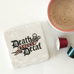 Dödsfall före Decaf Cute Skull-typografi Underlägg Sten<br><div class="desc">Vila din morgon på vår vackra kaffematadsten underlägg! Toppen, rolig typografi gör en underbar lagerhållare eller en söt gåva till vilket kaffe som helst älskare. Utformningen har "Död före deaf" i svart gotsk stil typografi med en söt bild av skalle och korsben och en peachy rosa-banderoll. Anpassa med namn eller...</div>