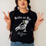 Dödsfall i Party T Shirt<br><div class="desc">Fira din bachelorette-fest med en mörk elegant vrid genom att bära vår Personlig "Bride or Die" Shirt. Perfekt för ett gotiskt bröllop-bachelorette-parti, den här skjortan förkroppsligar andan av "Til Död Do We Party". Det är designat att lägga till en unik och edgy fläkt till dina festligheter. Vare sig du planerar...</div>