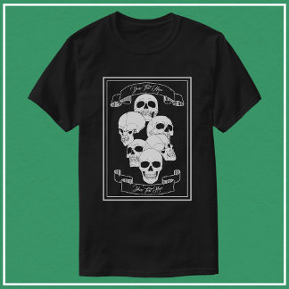 Dödskallar med banderoller och text Herr Svart T Shirt