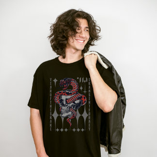 Dödskalle och orm, kantig och gotisk estetik t shirt
