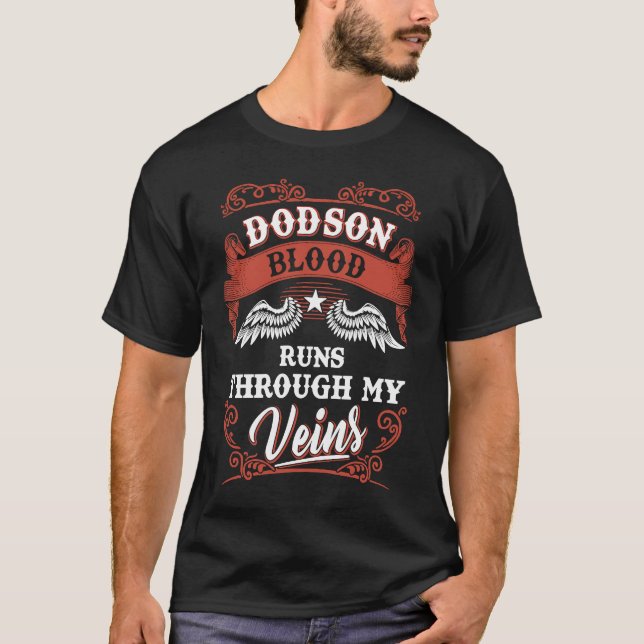 Dodson blood runs through my veins family christma t shirt (Framsida)