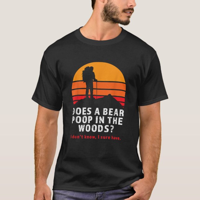 Does Bear Poop In Woods Joke Funny Hiker Humorous  T Shirt (Framsida)