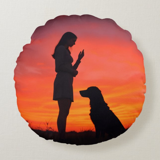 dog and girl Throw Pillows Rund Kudde (Framsidan)