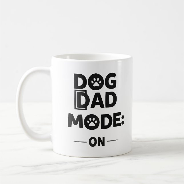 Dog Dad Mode ON – Bold Black & White Paw Print Des Kaffemugg (Vänster)