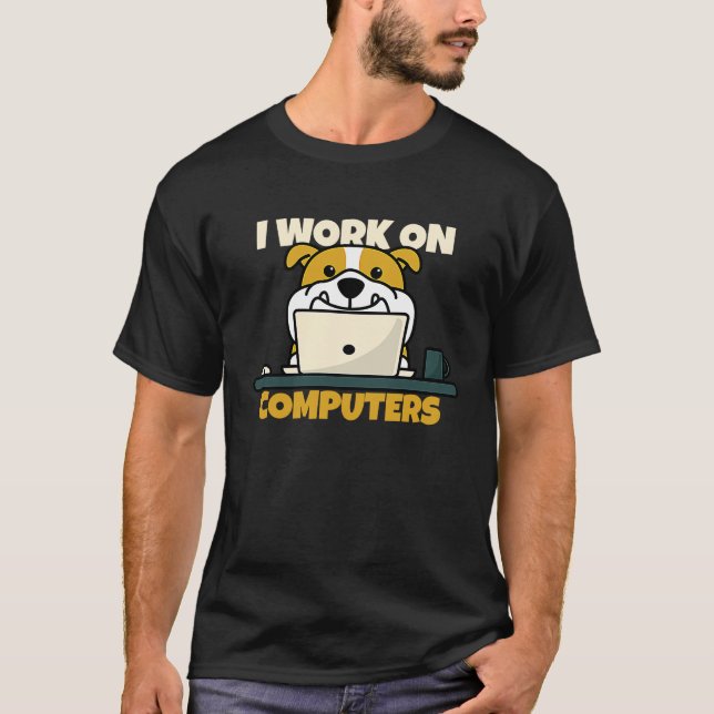 Dog I work on computers T Shirt (Framsida)