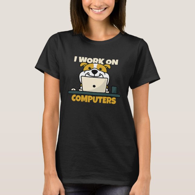 Dog I work on computers T Shirt (Framsida)