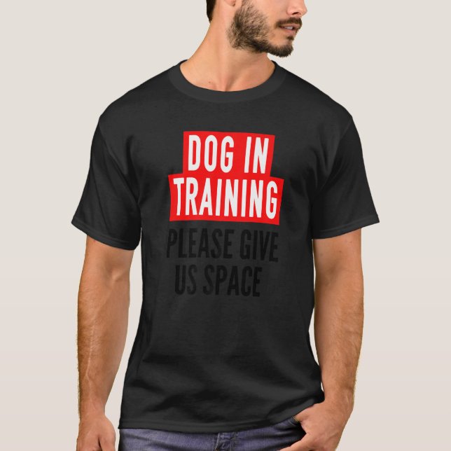 Dog In Training Idea For Humans & Nervous Dog Trai T Shirt (Framsida)