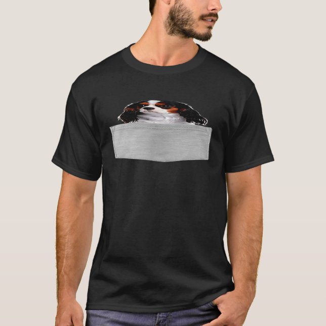 Dog In Your Pocket Cavalier King Charles Spaniels T Shirt (Framsida)