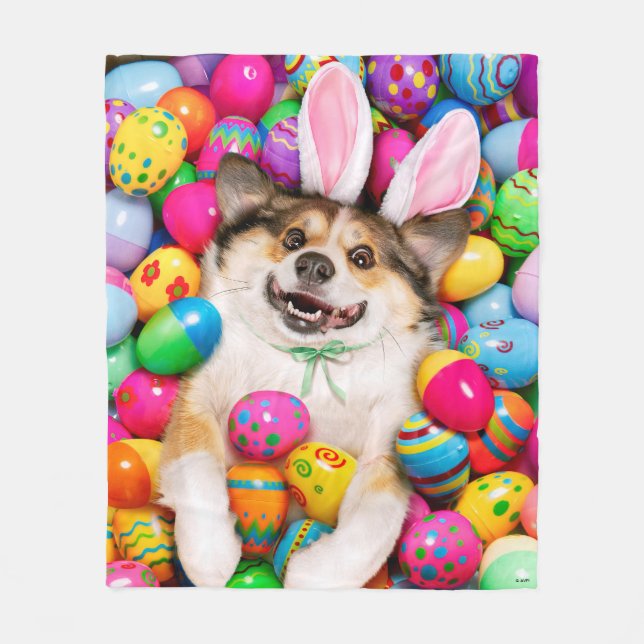 Dog Laying on Easter Eggs Fleecefilt (Framsidan)