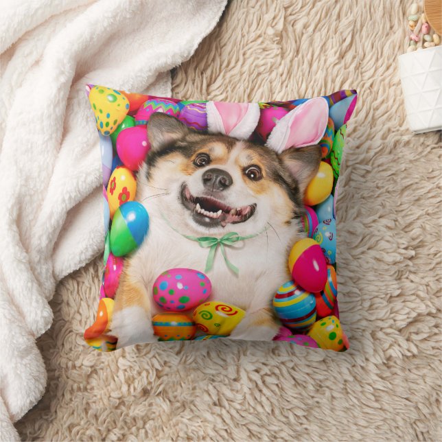 Dog Laying on Easter Eggs Kudde (Filt)