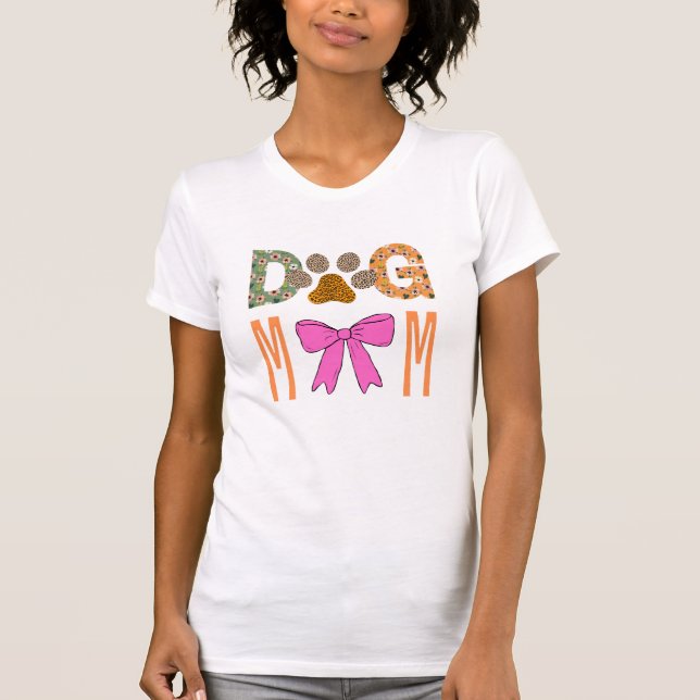 Dog Mom Leopard Paw Print/ Cute Dog Lover Apparel  T Shirt (Framsida)