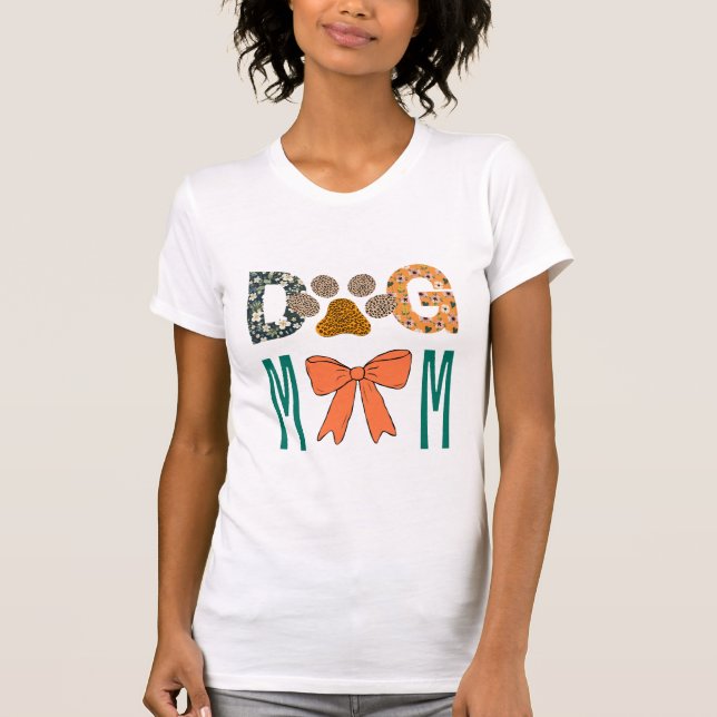 Dog Mom Leopard Paw Print/ Cute Dog Lover Apparel  T Shirt (Framsida)