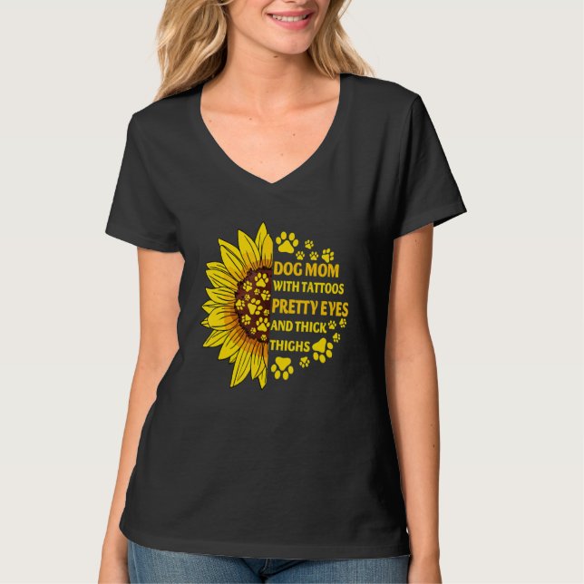 Dog Mom With Tattoos Pretty Eyes Thick Thighs Sunf T Shirt (Framsida)
