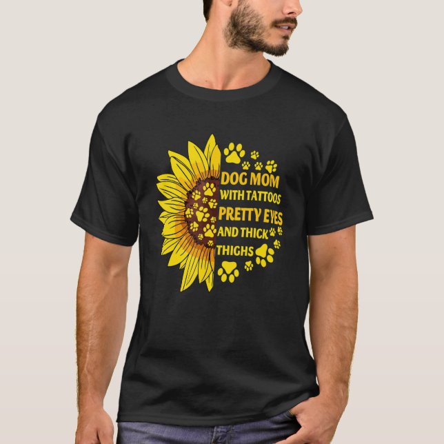 Dog Mom With Tattoos Pretty Eyes Thick Thighs Sunf T Shirt (Framsida)