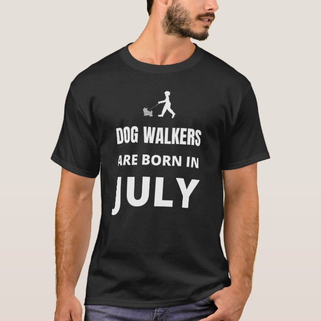 Dog Walkers är född i juli T Shirt (Framsida)