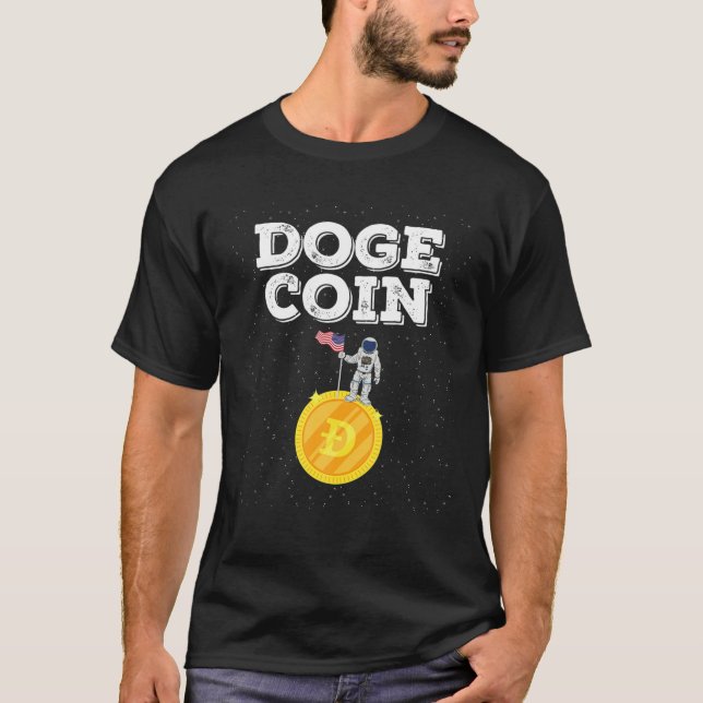 Dogecoin Måne Space US Flagga - Funny Crypto Doge  T Shirt (Framsida)