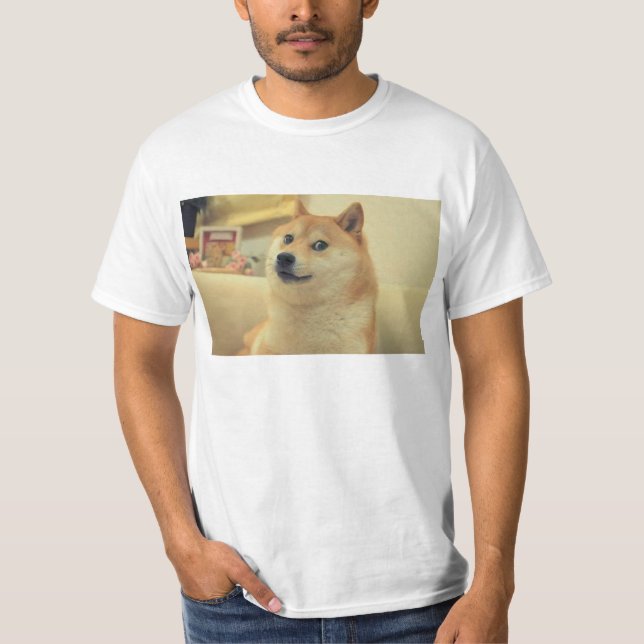 Dogen mycket önskar, överraskar tee shirt (Framsida)