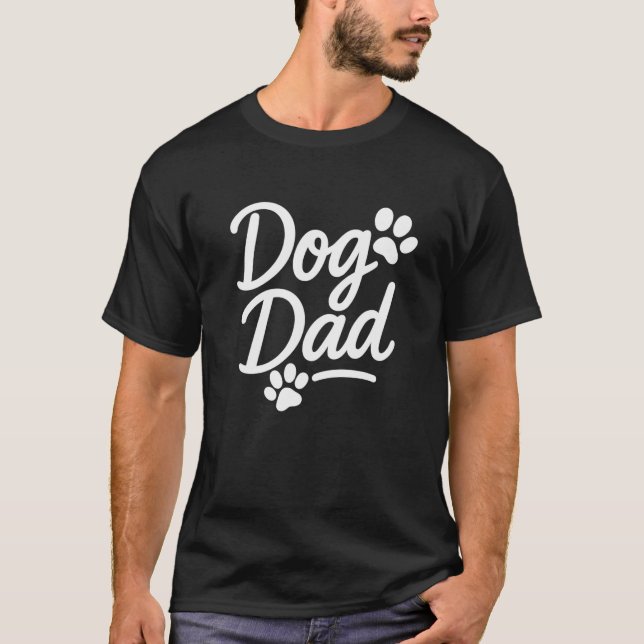 Dogpappa – Rolig skript med tassavtryck T Shirt (Framsida)