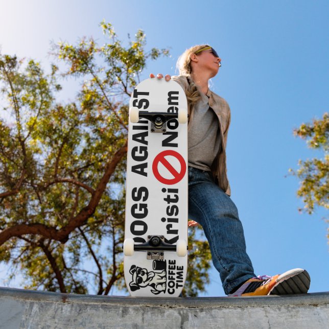 Dogs Against Kristi Noem Skateboard (Utomhus 1)