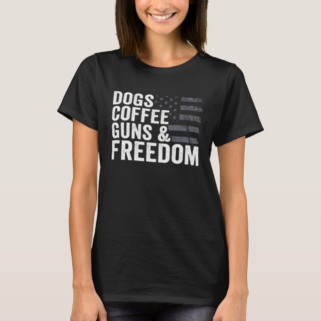 Dogs Coffee Guns & Freedom Pro Guns USA Flag Gun T Shirt (Framsida)