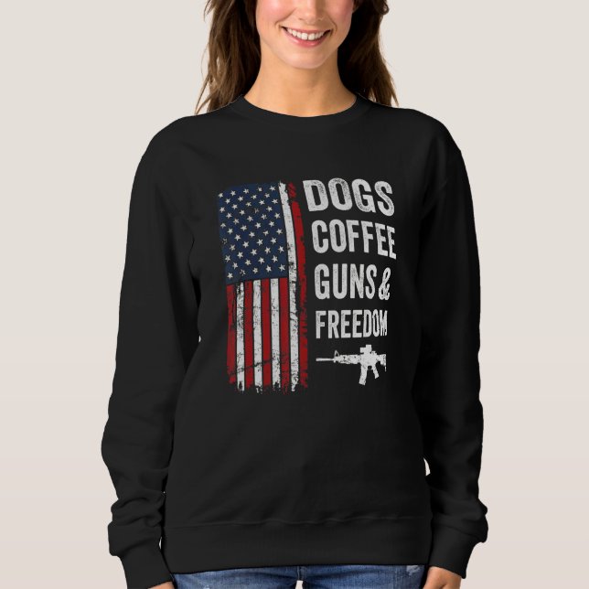 Dogs Coffee Guns & Freedom  Usa Flag Pro Guns  Gun T Shirt (Framsida)