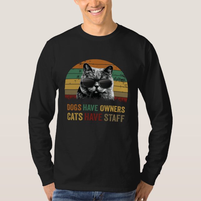 Dogs have owners cats have staff Kitten in sunglas T Shirt (Framsida)