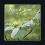 Dogwood Flowers Personlig Bröllop Magnet<br><div class="desc">Suveränt par av Vita vildens blomsterfotografi för blommar av rödved från Susan bröllopet gynnar kylmagnet. Fyll i informationen i mallen. Gör fler ändringar i text och teckensnitt storlekt, stil och färg genom att klicka på Anpassa. Den här designen finns på många produkter på mitt galleri. Besök Smilins Ögon Treasures för...</div>