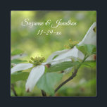 Dogwood Flowers Personlig Bröllop Magnet<br><div class="desc">Suveränt par av Vita vildens blomsterfotografi för blommar av rödved från Susan bröllopet gynnar kylmagnet. Fyll i informationen i mallen. Gör fler ändringar i text och teckensnitt storlekt, stil och färg genom att klicka på Anpassa. Den här designen finns på många produkter på mitt galleri. Besök Smilins Ögon Treasures för...</div>