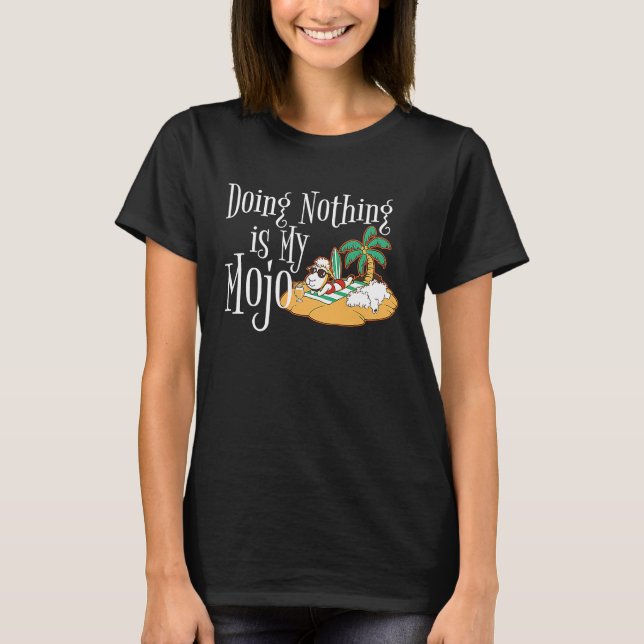 Doing Nothing Is My Mojo Sheep On Beach Drinking M T Shirt (Framsida)