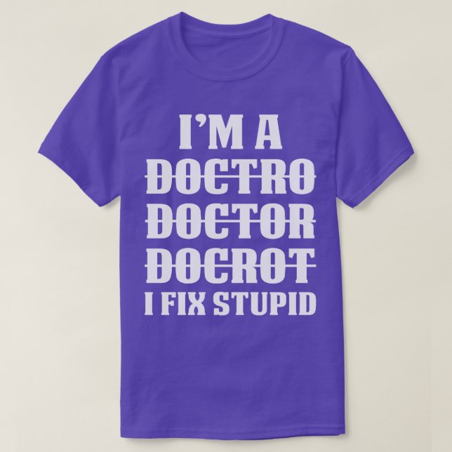 Doktor Fix Stupid Doktor Gift Doktor T Shirt Gift (Design framsida)